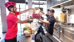 Den Erhebungen der Behörde zufolge teilen sich Foodora (vormals Mjam) mit 50 bis 60 Prozent und ...