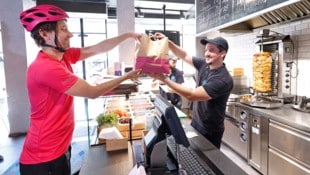 Den Erhebungen der Behörde zufolge teilen sich Foodora (vormals Mjam) mit 50 bis 60 Prozent und ...