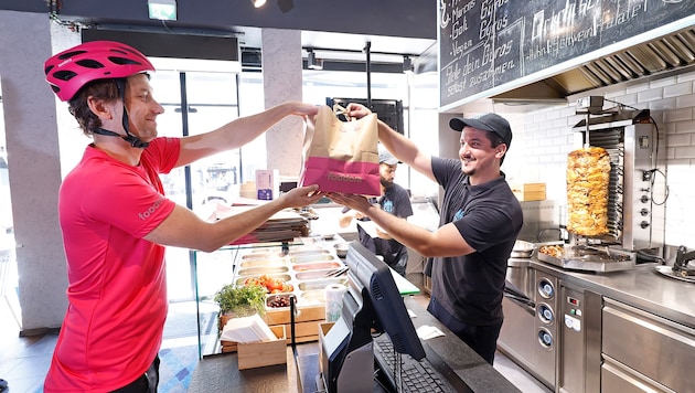 Den Erhebungen der Behörde zufolge teilen sich Foodora (vormals Mjam) mit 50 bis 60 Prozent und ...