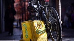 Der spanische Lieferdienst Glovo und der deutsche Essenslieferant Delivery Ho müssen Millionen ...