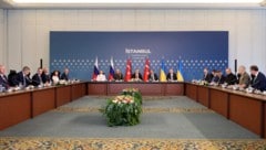 Aufnahmen aus Istanbul zeigen den türkischen Außenminister Hakan Fidan als Gastgeber und ...
