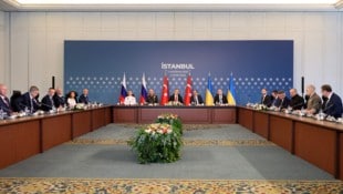 Aufnahmen aus Istanbul zeigen den türkischen Außenminister Hakan Fidan als Gastgeber und Vermittler bei eröffnenden Worten vor den Delegationen aus Kiew und Moskau im Çırağan-Palast. (Bild: AFP/ADEM ALTAN)