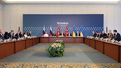 Aufnahmen aus Istanbul zeigen den türkischen Außenminister Hakan Fidan als Gastgeber und Vermittler bei eröffnenden Worten vor den Delegationen aus Kiew und Moskau im Çırağan-Palast. (Bild: AFP/ADEM ALTAN)