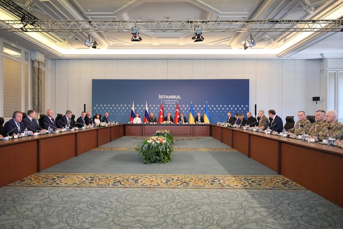 Aufnahmen aus Istanbul zeigen den türkischen Außenminister Hakan Fidan als Gastgeber und Vermittler bei eröffnenden Worten vor den Delegationen aus Kiew und Moskau im Çırağan-Palast.