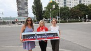 Stadträtin Ulli Sima (SPÖ), Wiener Stadtwerke-Vizechefin Martina Unterholzner mit Wiener ...