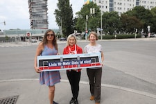 Stadträtin Ulli Sima (SPÖ), Wiener Stadtwerke-Vizechefin Martina Unterholzner mit Wiener ...