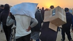 Israelische Soldaten sollen nach palästinensischen Angaben erneut mindestens 25 Menschen nahe ...