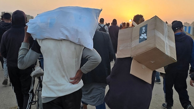 Seit Beginn des Krieges wurden nach palästinensischen Angaben im Gazastreifen mehr als 54.000 Männer, Frauen und Kinder durch israelische Angriffe getötet. Im Bild: Menschen in Rafah mit Nahrungsmitteln und sonstigen Hilfsleistungen