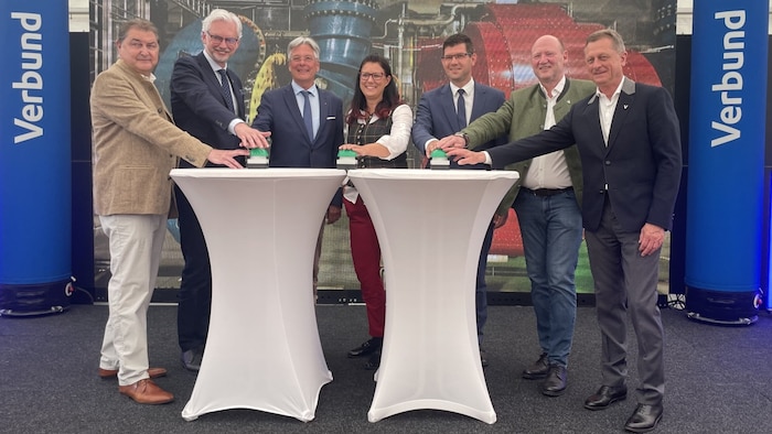 Karl Heinz Gruber, Michael Strugl, Peter Kaiser, Sara Schaar, Martin Gruber, Achim Kaspar und Michael Amerer nahmen die offizielle Inbetriebnahme vor.