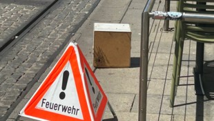 Feuerwehreinsatz mitten in der Grazer Herrengasse: Bienen mussten geborgen werden. (Bild: Marcus Stoimaier)