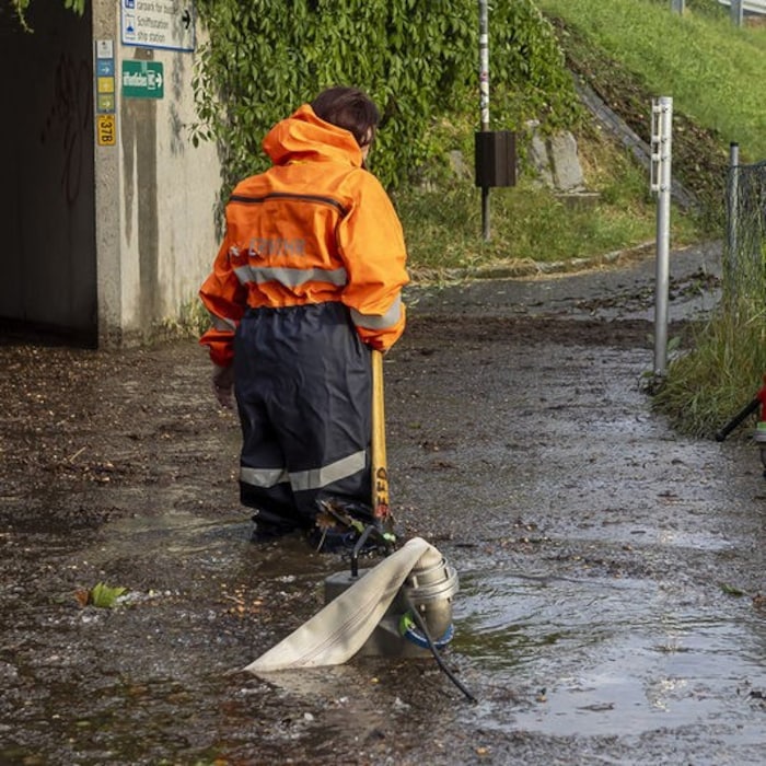 Straßen wurden binnen kurzer Zeit mit Schlamm überflutet. Florianis hatten alle Hände voll zu tun.