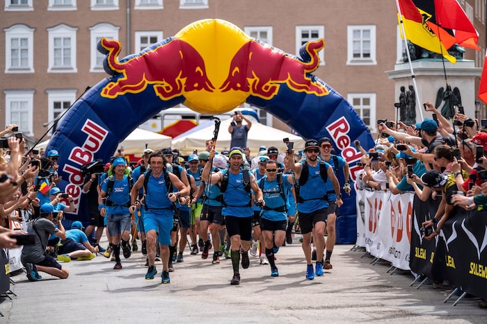 Der härteste Wettkampf der Welt startet mit einem Massenstart hinauf zum Startplatz 