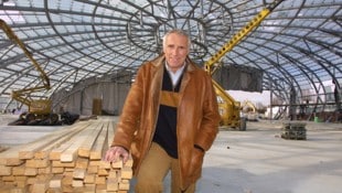 Red Bull-Gründer, Visionär, einer, dem Salzburg vieles zu verdanken hat: Dietrich Mateschitz im Rohbau des Hangar-7 im Jahr 2003. (Bild: Markus Tschepp)