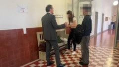Der Erstangeklagte mit seinem Anwalt und seiner Bewährungshelferin.
