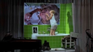 Die Kriegsfotografin Lee Miller (im Bild gespielt von Romy Louise Lauwers) ließ sich im April 1945 in Adolf Hitlers Badewanne ablichten. Diese Szene ist Ausgangspunkt für das Musiktheaterprojekt von Jan Lauwers im Nest.  (Bild: Staatsoper/Vibe Stalpaert)