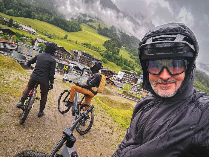Mountainbiken ist ein Outdoor-Sport – Streckencheck beim strömenden Regen. 