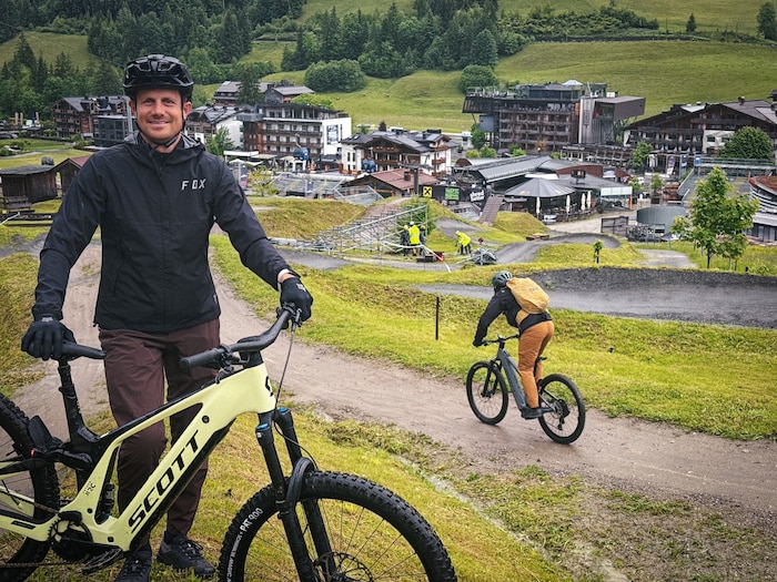 Marco Pointner prüft den Fortschritt der Aufbauarbeiten für den Mountainbike Weltcup