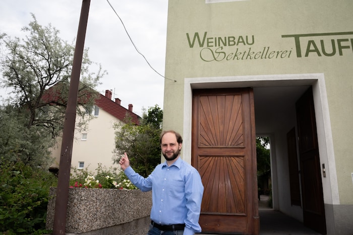 Gleich neben dem Gastgarten steht ein Wohnhaus. Viele Bewohner sind treue Gäste des Heurigen.