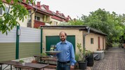 Ein gemütlicher Gastgarten und gleich daneben ein Wohnhaus, in dem sich manche Leute anscheinend ...