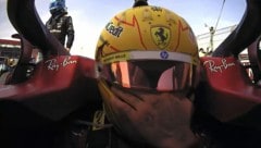 Lewis Hamilton wischte sich unter dem Visier die Tränen aus den Augen.