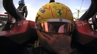 Lewis Hamilton wischte sich unter dem Visier die Tränen aus den Augen. (Bild: X/FanaticsFerrari)