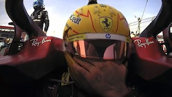 Lewis Hamilton wischte sich unter dem Visier die Tränen aus den Augen.
