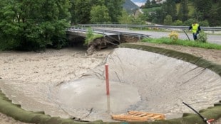 Unterspülte Reschenstraße: Nur eines von vielen Unwetterszenarien im Vorjahr.  (Bild: Land Tirol)