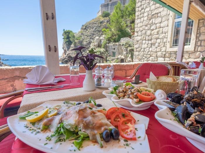 Neben Meer, Kultur und positivem Lebensgefühl lockt vor allem das mediterrane Essen. 