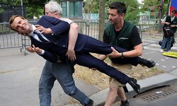 Die 40.000 Euro teure Wachsfigur wurde vor die russische Botschaft in Paris geschleppt.