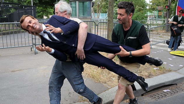 Die 40.000 Euro teure Wachsfigur wurde vor die russische Botschaft in Paris geschleppt.