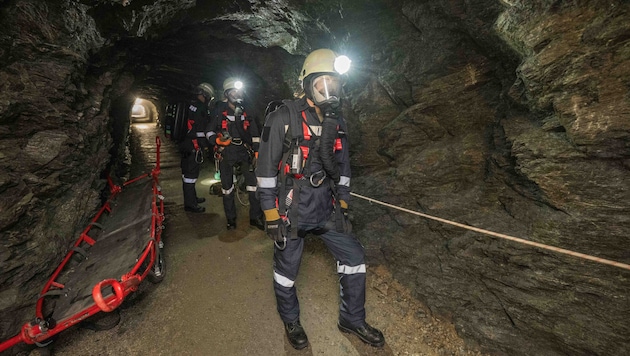 Die Grubenwehren verfügen über schweren Atemschutz, mit dem sie bis zu eineinhalb Stunden im Einsatz sein können.