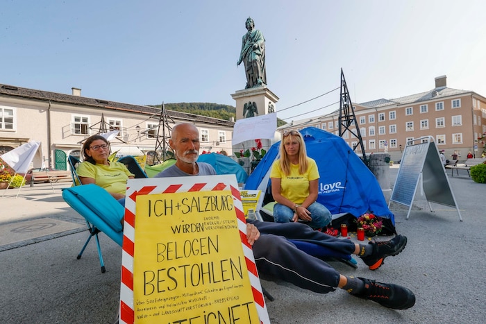 Zahlreiche Protestaktionen gegen die Freileitung gab es im Jahr 2020. Von Protestmärschen am Dax Lueg bis hin zu Hungerstreiks am Mozartplatz war alles mit dabei.