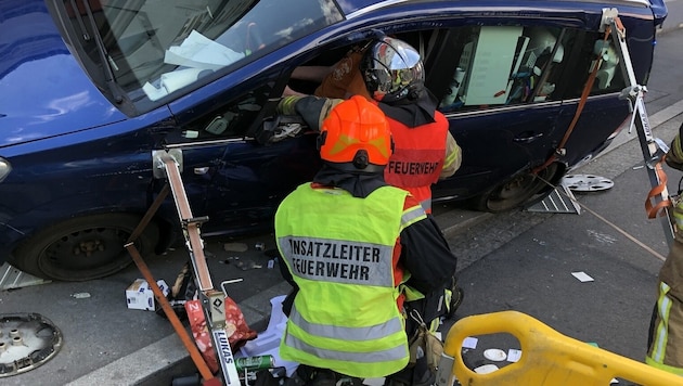 Das Auto musste von der Feuerwehr gegen das Umkippen gesichert werden, ehe der verletzte Lenker geborgen werden konnte.