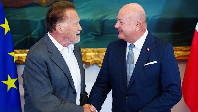 Arnold Schwarzenegger und Bundeskanzler Christian Stocker am Montag im historischen Leopold-Figl-Saal in Wien.  