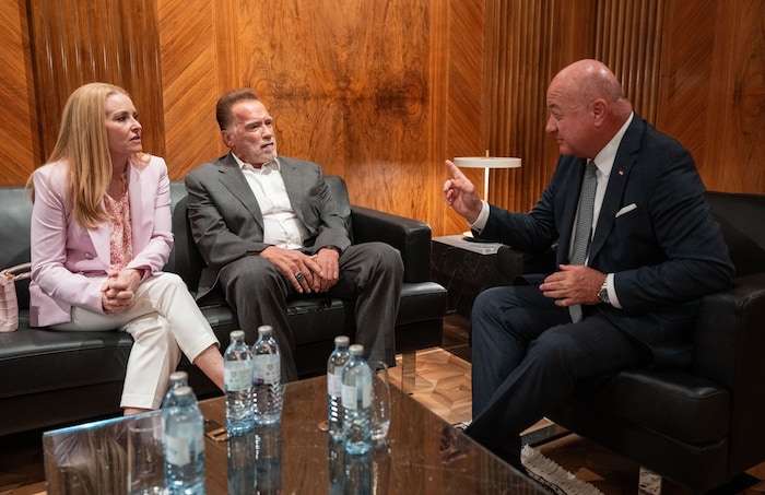 Arnold Schwarzenegger mit Lebensgefährtin Heather Milligan und Bundeskanzler Christian Stocker