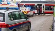 Benjamin (6) wurde beim Bahnübergang im Gewerbegebiet bei Eferding von einem Triebwagen erfasst.
