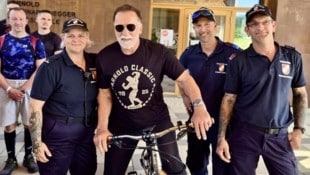 Arnold Schwarzenegger überraschte auch die steirischen Kameraden der Freiwilligen Feuerwehr Rohrbach-Steinberg. (Bild: Screenshot/FF Steinberg-Rohrbach)
