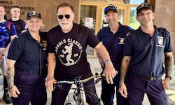 Arnold Schwarzenegger überraschte auch die steirischen Kameraden der Freiwilligen Feuerwehr ...