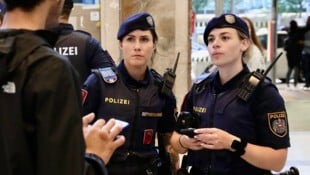 Polizistinnen bei einer Kontrolle im Zuge der Schwerpunktaktion (Bild: Jöchl Martin)