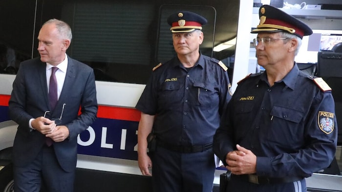 Innenminister Gerhard Karner mit Vize- Polizeipräsident Eigner (rechts) und Fremdenpolizei- Chef Josef Zinsberger (Mitte)