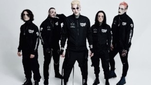 Keine Angst, die wollen nur spielen. Motionless In White rund um Frontmann Chris Cerulli (m.) ...
