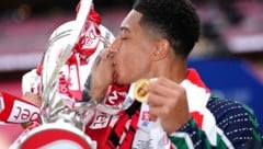 Jobe Bellingham küsst den Pokal, den es für den Aufstieg mit Sunderland in die Premier League ...