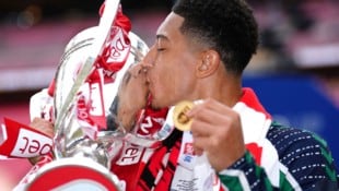 Jobe Bellingham küsst den Pokal, den es für den Aufstieg mit Sunderland in die Premier League ...