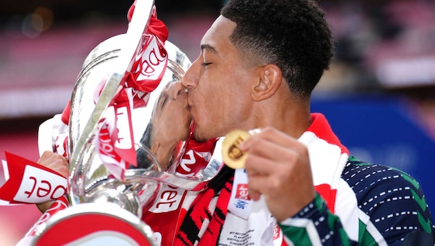 Jobe Bellingham küsst den Pokal, den es für den Aufstieg mit Sunderland in die Premier League ...