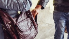 Der Täter raubte Geldbörse und Handy aus der Handtasche der Frau.