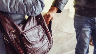Der Täter raubte Geldbörse und Handy aus der Handtasche der Frau.