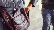 Der Täter raubte Geldbörse und Handy aus der Handtasche der Frau.