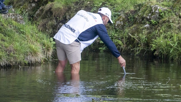 Steve Waltman ist ein kerniger Naturbursche. Hier suchte er bei den Austrian Alpine Open, bei denen er Caddie von Maximilian Steinlechner war, einen Ball im Wasser.