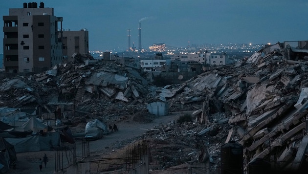 Ein Sprecher des von der radikalislamischen Hamas kontrollierten Zivilschutzes im Gazastreifen hatte zuvor von mindestens 15 Toten gesprochen. Dutzende weitere Menschen seien verletzt worden.