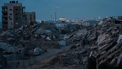 Ein Sprecher des von der radikalislamischen Hamas kontrollierten Zivilschutzes im Gazastreifen hatte zuvor von mindestens 15 Toten gesprochen. Dutzende weitere Menschen seien verletzt worden. (Bild: AP/Jehad Alshrafi) Ein Sprecher des von der radikalislamischen Hamas kontrollierten Zivilschutzes im Gazastreifen hatte zuvor von mindestens 15 Toten gesprochen. Dutzende weitere Menschen seien verletzt worden. (Bild: AP/Jehad Alshrafi)